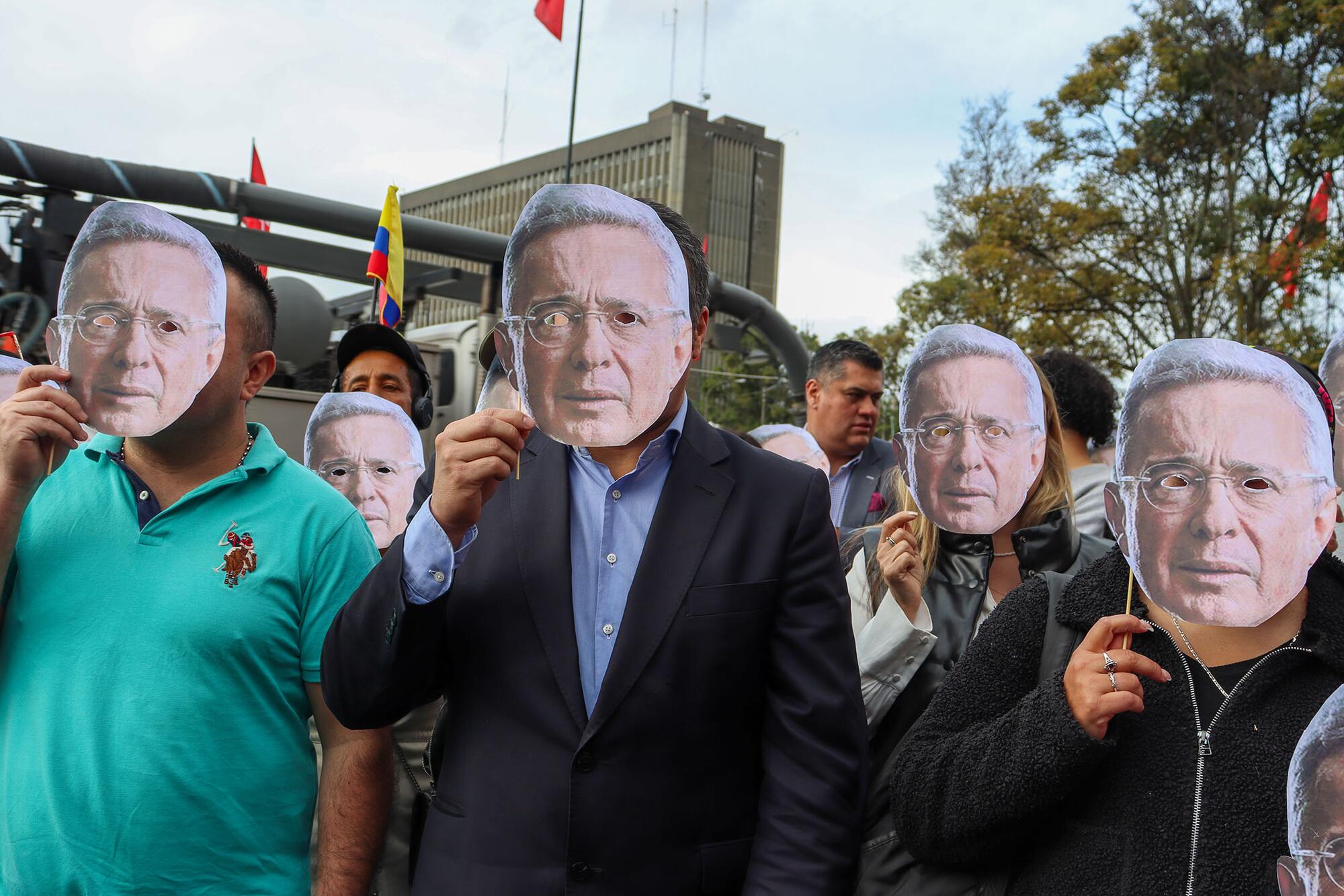 Simpatizantes de Álvaro Uribe fuera del juzgado de Bogotá donde se decidió la condena al expresidente.
